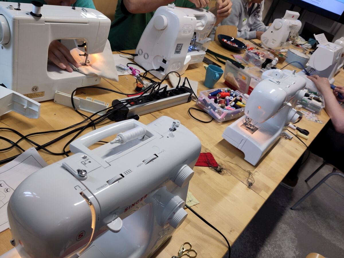 Nähmaschinen auf einem Tisch